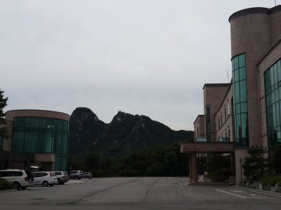추모관에서 본 불곡산